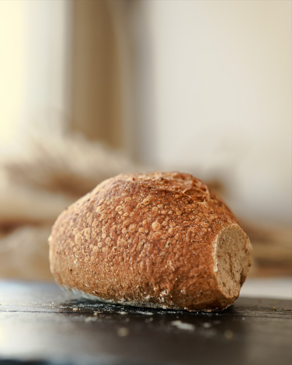 Hogaza de pan de campo de masa madre sobre madera